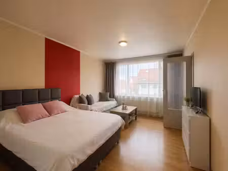 studio lumineux (ambiorix / maelbeek)  5e étage avec balcon