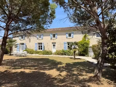 magnifique maison avec piscine intérieur et studio