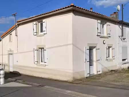 maison en pierre rénovée – 102 m² habitables – terrain de 900 m² – fort potentiel d’agrand