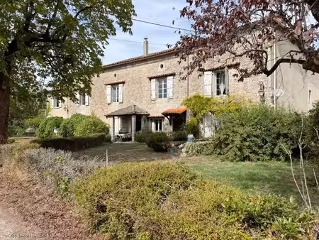 très beau logis avec 6 chambres et grand terrain près de