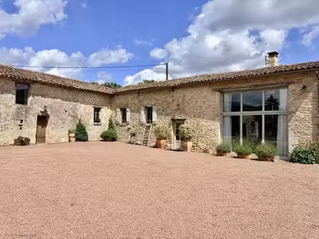 superbe maison de campagne avec piscine chauffée et court de