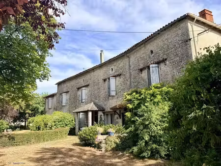très beau logis avec 6 chambres et grand terrain près de