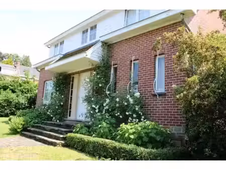 charmante villa avec jardin arboré au pied du mur de huy