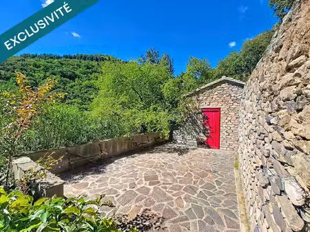 une superbe maison en pierre entièrement rénovée  avec jardin et mazet aménagé  dans un en
