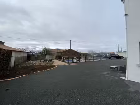 ensemble touristique – 3 gîtes + piscine chauffée + maison à rénover – 15 min du puy du fo