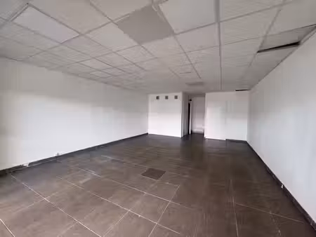 location locaux professionnels 3 pièces 52 m² à petit bourg (97170)  903 €