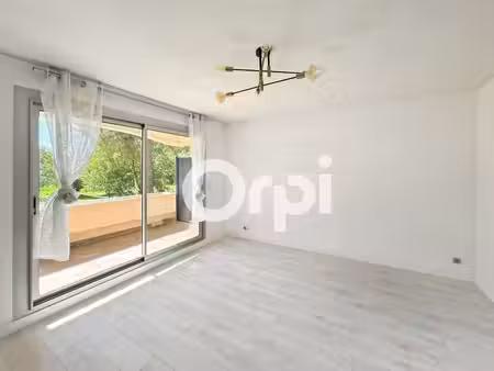 appartement t2 de 52 m² - terrasse  loggia et stationnement privatif / proche commodités .
