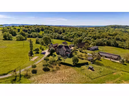 un plaisir quercynois - deux grandes maisons en pierre en pleine campagne