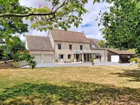 maison en pierre de 181 m2 édifiée sur un terrain de 2 250 m2