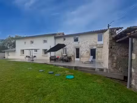 maison en pierre rénovée – 208 m² – 5 chambres – vie de plain-pied – terrain 1 000 m² – a.