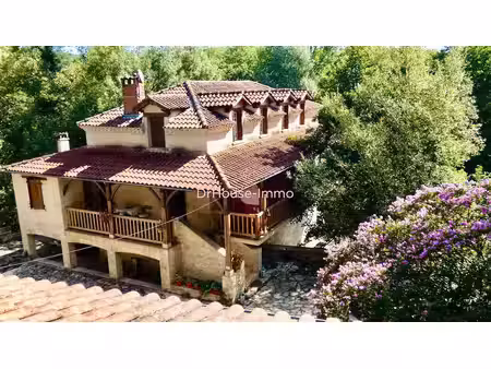 magnifique moulin en pierre et son gîte séparé avec piscine sur environ 9 ha.