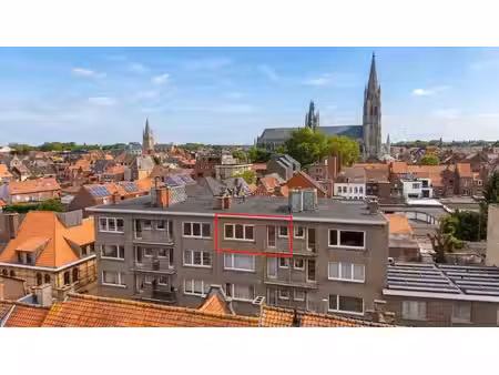 appartement de deux chambres à rénover et équipé d'un parkin