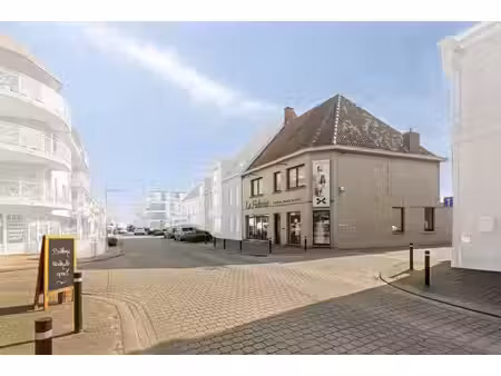 bâtiment commercial prêt à emménager dans un emplacement pri