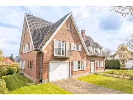 magnifique villa  offrant beaucoup de potentiel!