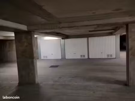 grand-box de 15 m² au 1er sous-sol - centre ville place du marché- ozoir la ferrière