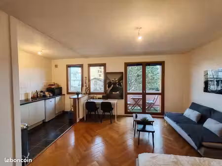beau studio 32m² avec balcon et parking