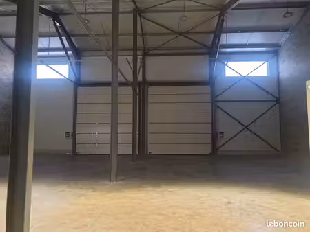 location hangar + bureaux 400m² 2200/mois ht 84400 apt