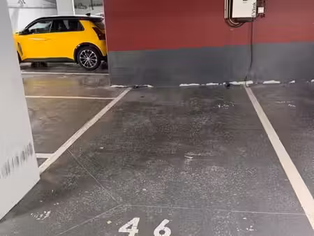 location place de parking sous sol avec borne de recharge