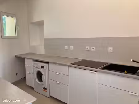 un studio avec jardin et terrasse