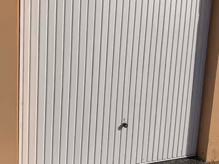 grand box / garage fermé à louer 22 m2