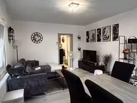 maison avec garages et extérieur