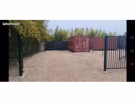 terrain de stockage et container