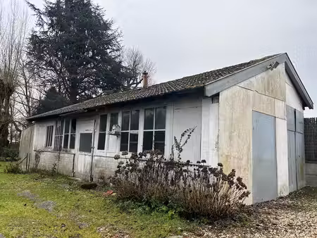 situé en en seconde ligne  garage/dépendance pour stockage