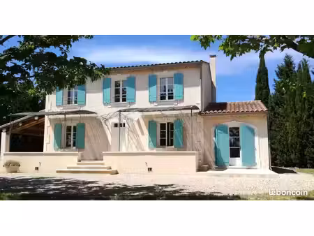 maison provençale impeccable 156m² – terrain 1611m² piscinable / détachable – mollégès