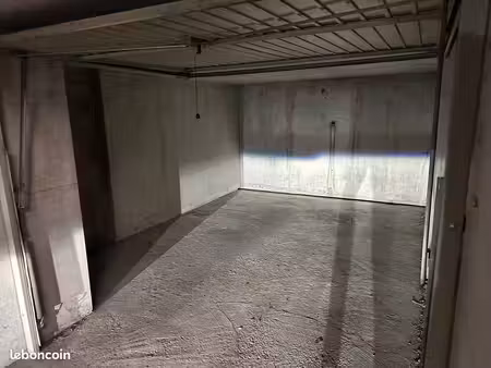 à saisir : garage box fermé 17 m² proximité charpennes