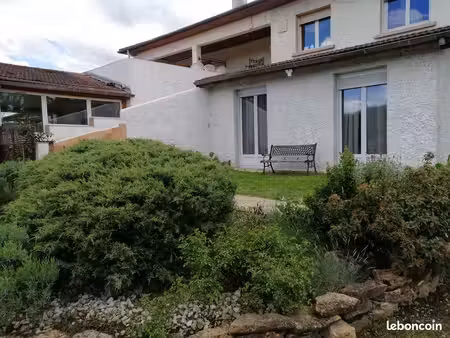 dame seule dans grande maison loue chambre pour vacanciers etudiants longs sejours