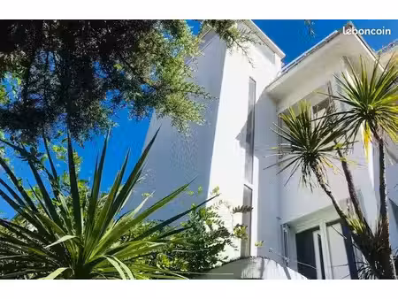 bâtisse originale édifiée telle un petit immeuble