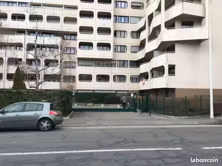 lyon 9e – lot de 5 garages – investisseur – 97 000