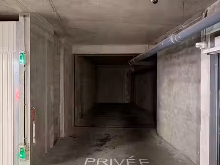 place double en parking sous vidéosurveillance