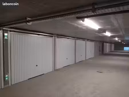 rare à la vente  petit lot de 5 garages tous loués