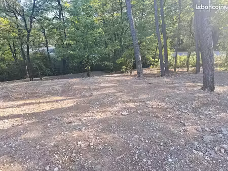 terrain 640 m² greasque