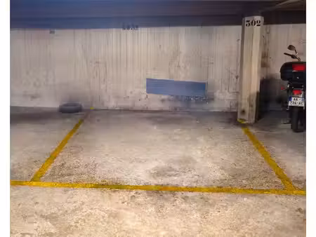 emplacement de parking entre la bourse du commerce et la place des victoires.■enregistreur