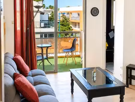 t2 meublé 28 m² – terrasse – parking – plage à 200 m