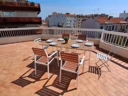 3 pièces meublé de 54 m² avec terrasse exceptionnelle de 80 m² – centre-ville d'antibes – 