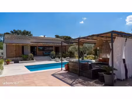 velaux – jolie villa familiale de plain-pied de 7 pièces et 166 m² avec jardin paysagé et 