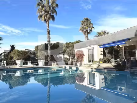 villa contemporaine avec dependances piscine et pool house