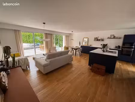 superbe maison de 6 pièces  avec piscine  entourée de verdure. ouest lyonnais  à 20 min du