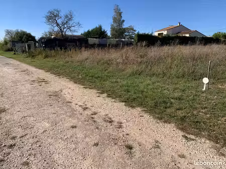 terrain à bâtir de 520 m2 au prix de 38800 à nieul-les-saintes (17)