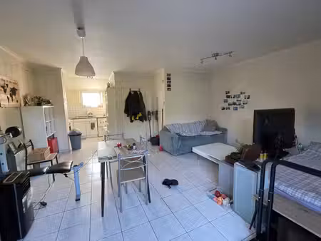studio avec belle terrasse donnant sur la verdure.