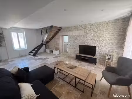 maison climatisée de 100m2  meublée et entièrement équipée  trois chambres avec terrasse e