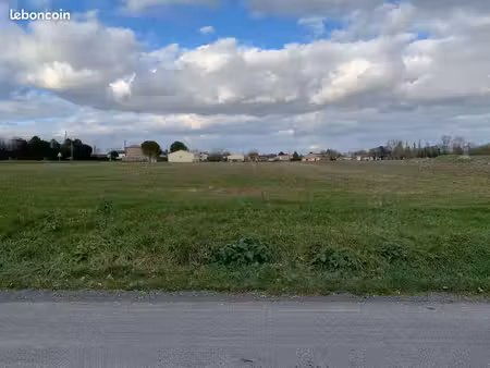 terrain à bâtir de 740 m2 au prix de 31900 à coulonges (17)