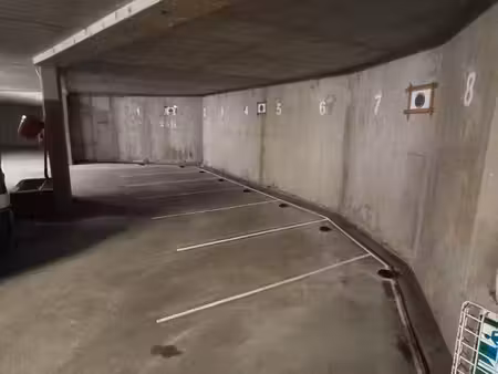 place de parking moto/scooter/vélo part-dieu sécurisé avec ancrages