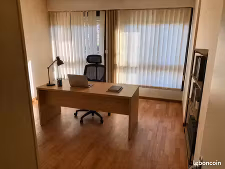 bureau individuel ou plusieurs bureaux dans un ensemble de bureaux et salle de réunion
