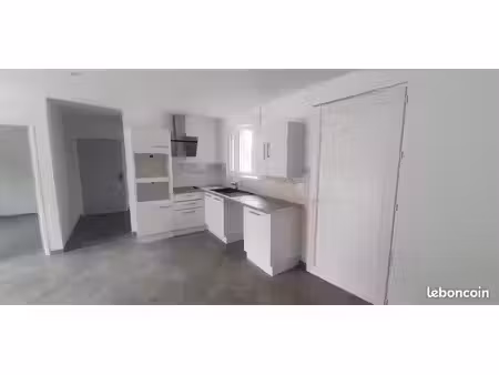 a louer petite maison avec garage et cour