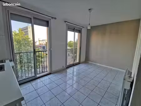 studio équipée au pied du métro barrière de paris