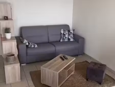 charmant t2 meublé de 41 m² avec balcon et piscine — résidence sécurisée